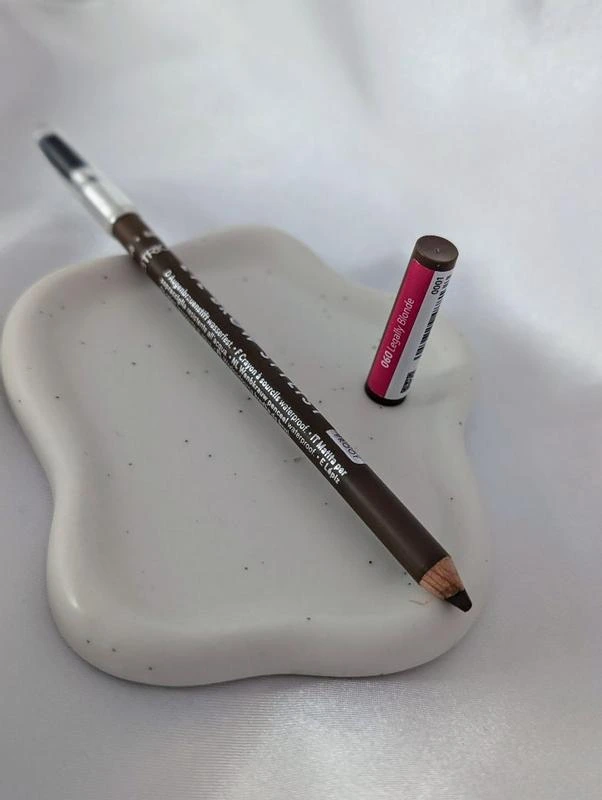 catrice crayon sourcil stylist 070 — sourcils noirs intenses